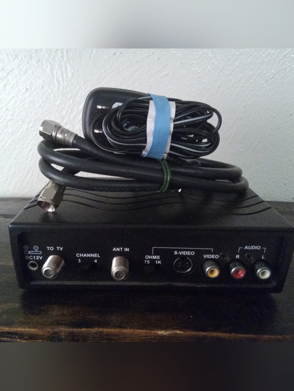 Dynex WS-007 RF Modulator RCA S-Video Audio Signal Converter Cable Cord Plug